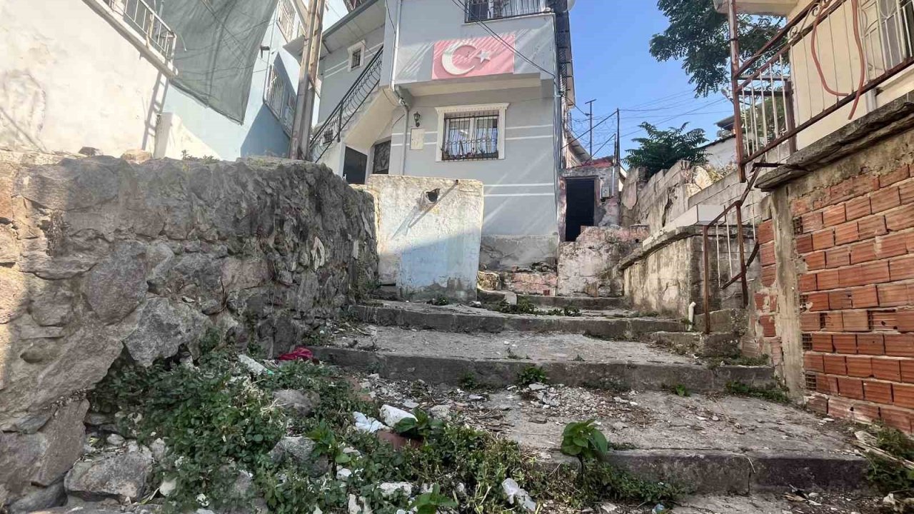 İzmir’de eski koca dehşeti: Kezzap attığı eski karısı öldü, kızı ise yaşam savaşında