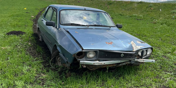 Ani Karayolunda Kontrolden Çıkan Otomobil Boş Araziye Devrildi