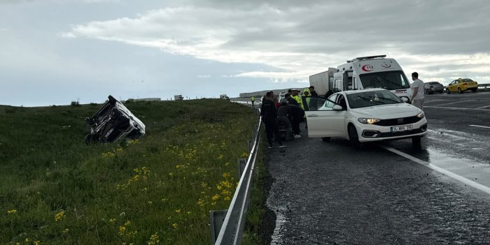 Kars'ta Yoldan Çıkan Araç Şarampole Savruldu
