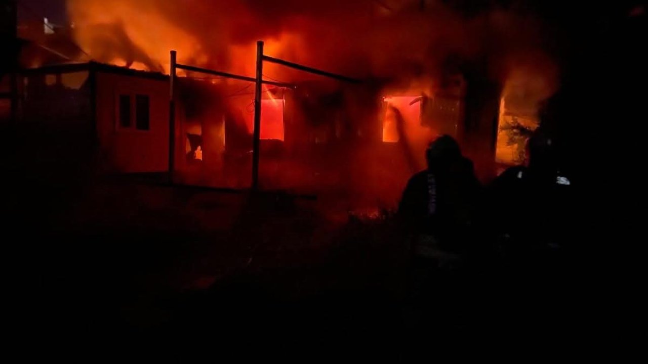 Alevlere teslim olan  konteyner kullanılamaz hale geldi