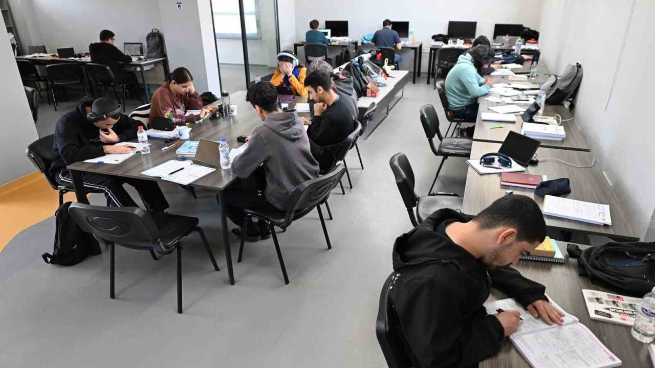 Mersin’de okuma salonları öğrencilerin ikinci adresi oldu
