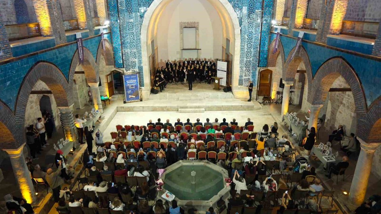 TOGÜ Tazelenme Üniversitesi’nde 60 yaş üstü öğrenciler kep attı