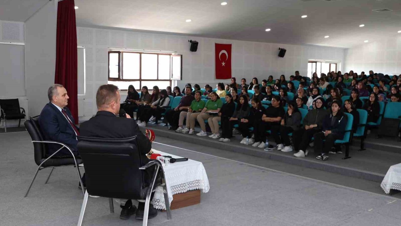 ERÜ Rektörü Altun, Develi’de öğrenciler ile buluştu