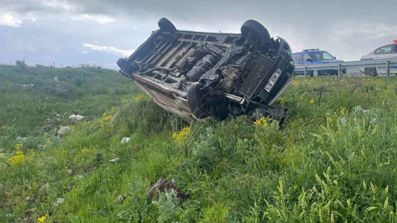 Kars’ta ticari araç şarampole devrildi: 1 yaralı