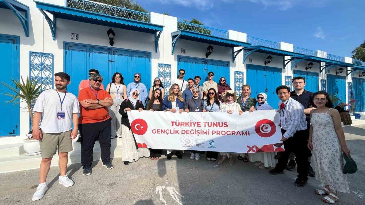 Afyonkarahisarlı 3 genç Tunus’u gezdi