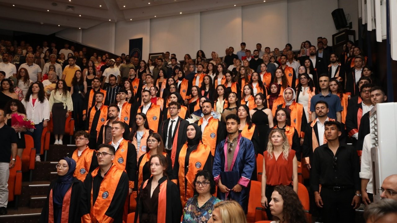 Fen Fakültesi’nde mezuniyet gururu