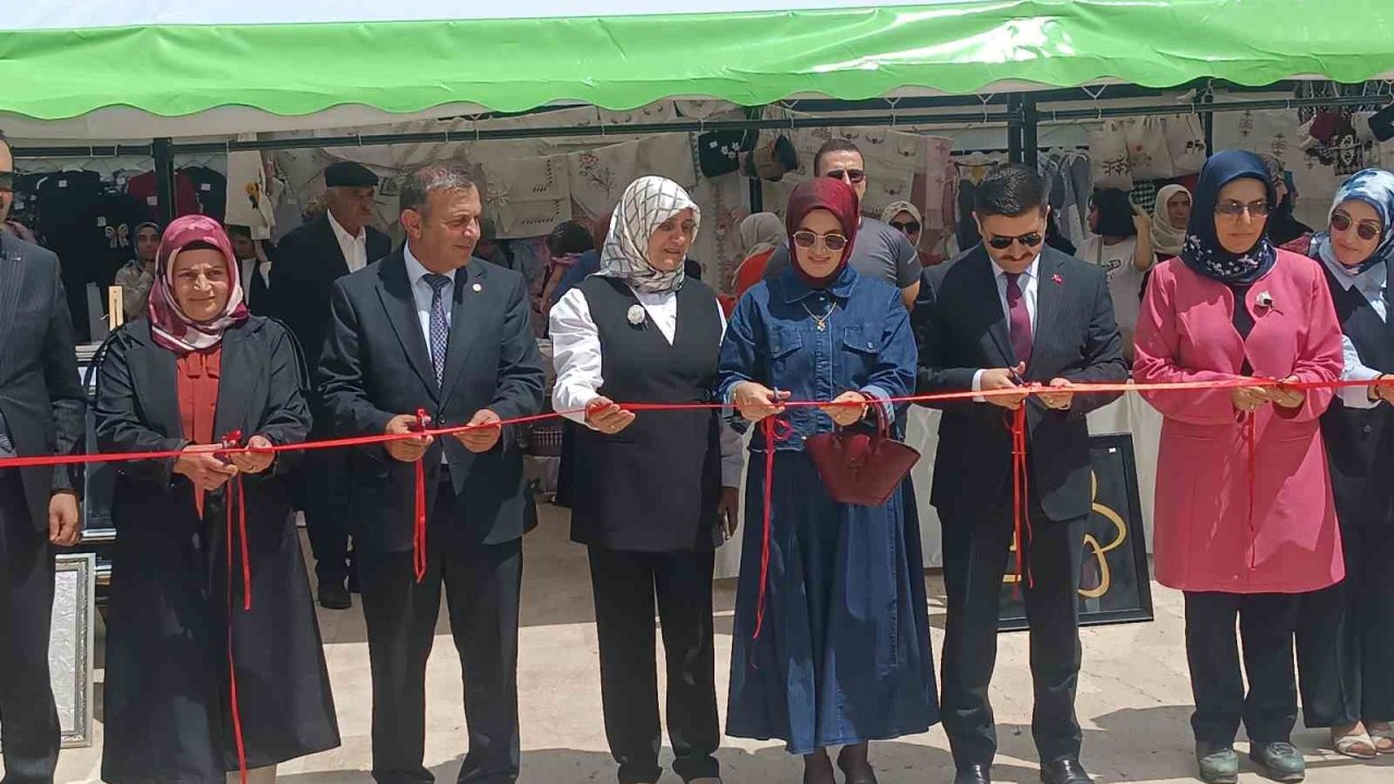 Özalp Halk Eğitim Merkezi Müdürlüğünün yılsonu sergisi yoğun ilgi gördü