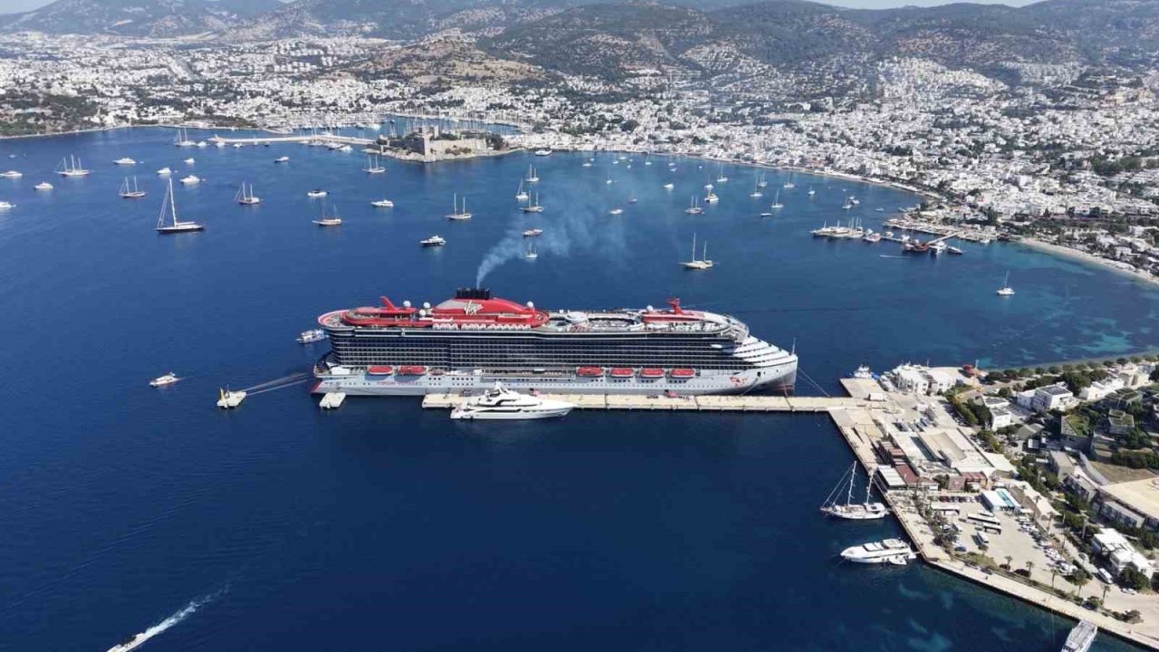 Dev kruvaziyer Scarlet Lady Bodrum’a yanaştı