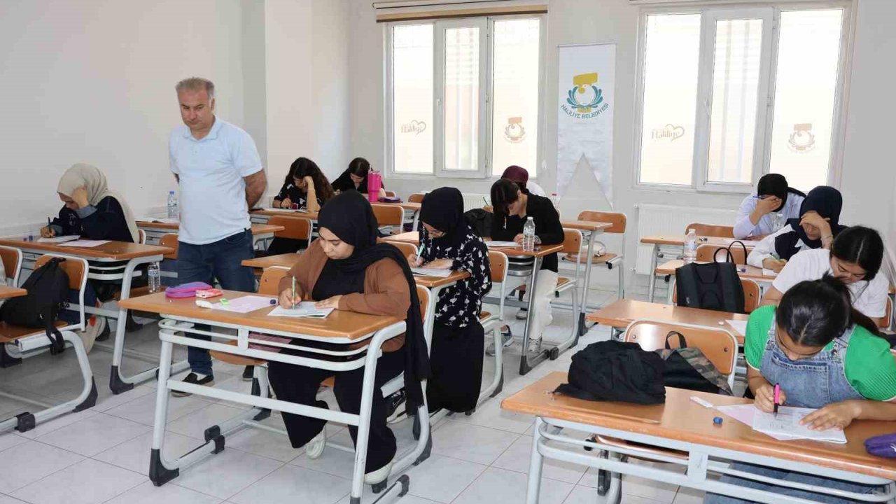 Haliliye’de gençler YKS’ye seri denemelerle hazırlanıyor