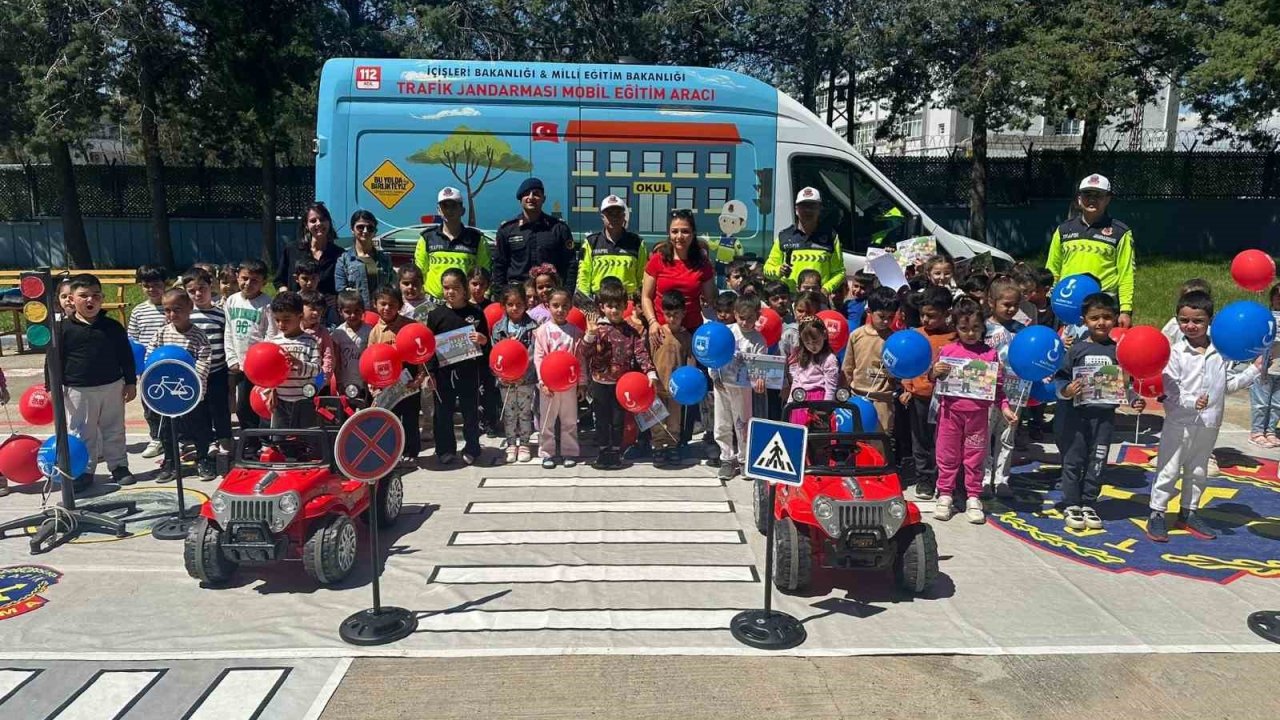 Jandarmadan 85 öğrenciye trafik eğitimi