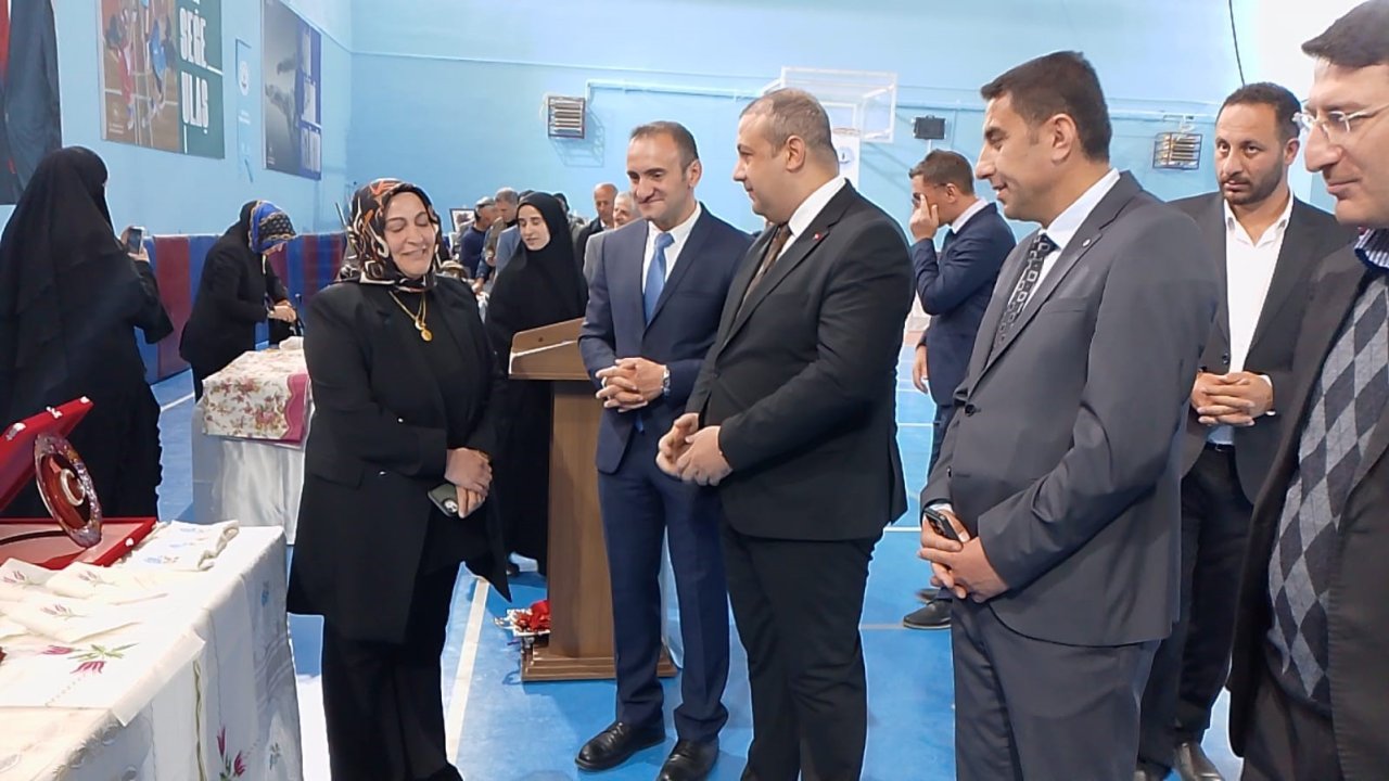 Çat’ta Halk Eğitim Merkezi yıl sonu sergisine büyük ilgi