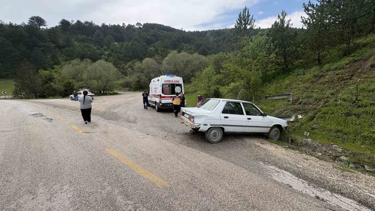 Kastamonu’da kontrolden çıkan otomobil kaza yaptı: 2 yaralı