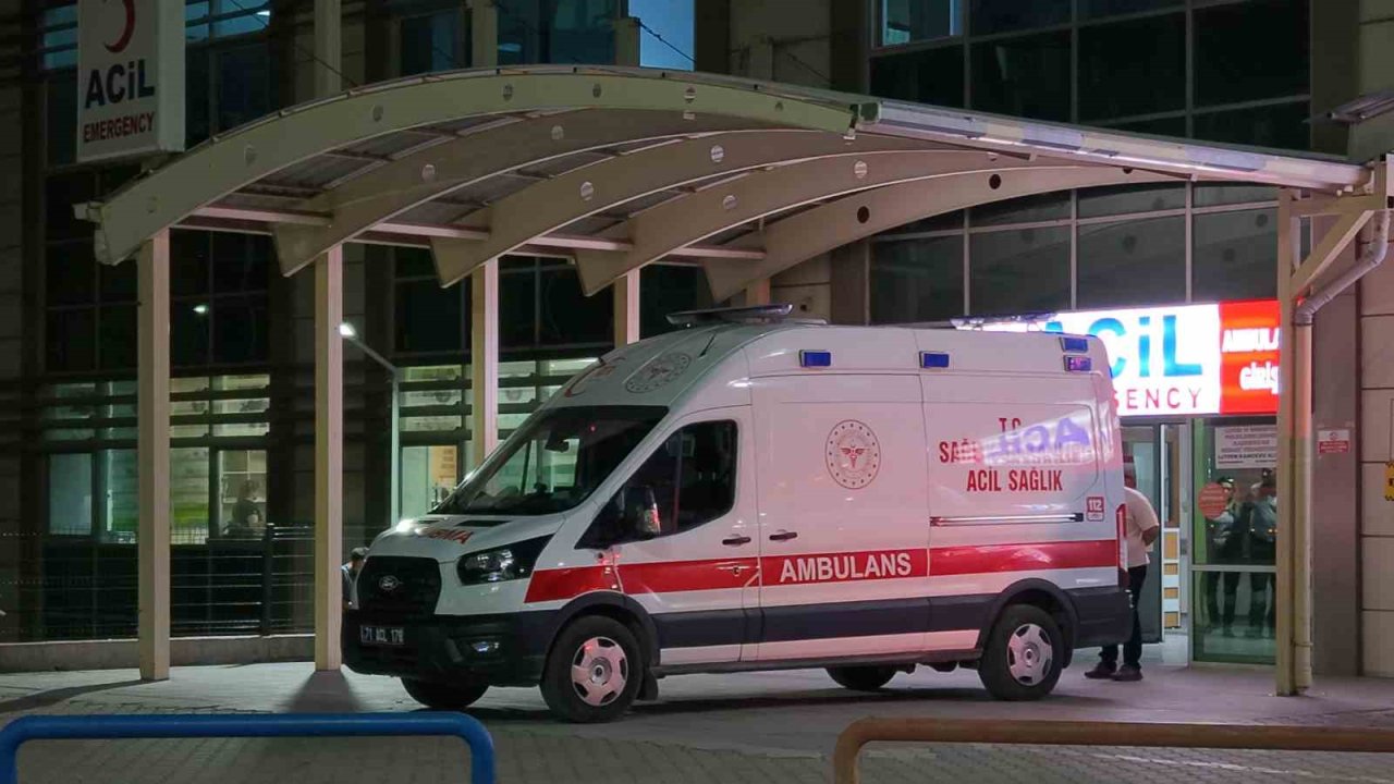 Bıçaklı kavgada kan aktı: 2 arkadaş ağır yaralandı