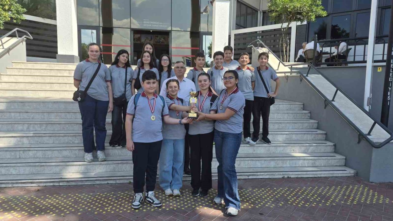 Sarıgöl Şehit Esin Akay Ortaokulu Manisa üçüncüsü oldu