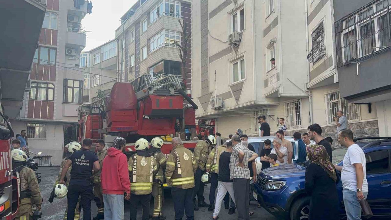 Gaziosmanpaşa’da 4 katlı binada korkutan yangın