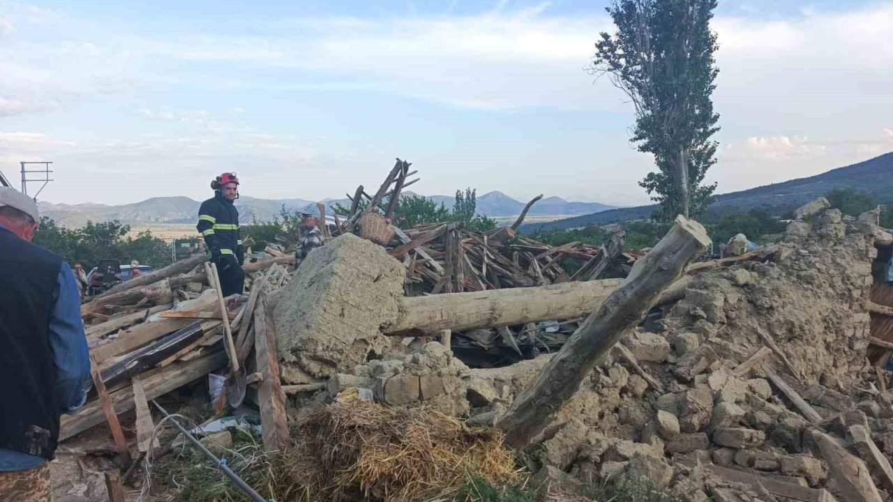 Burdur’da kerpiç ev çöktü: 2 kişi yaralandı, enkaz altındaki büyükbaş hayvan kurtarıldı