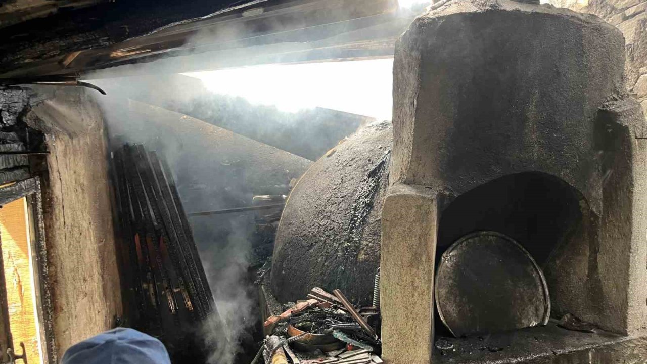 Bilecik’te fırın ve kiler olarak kullanılan alanda yangın