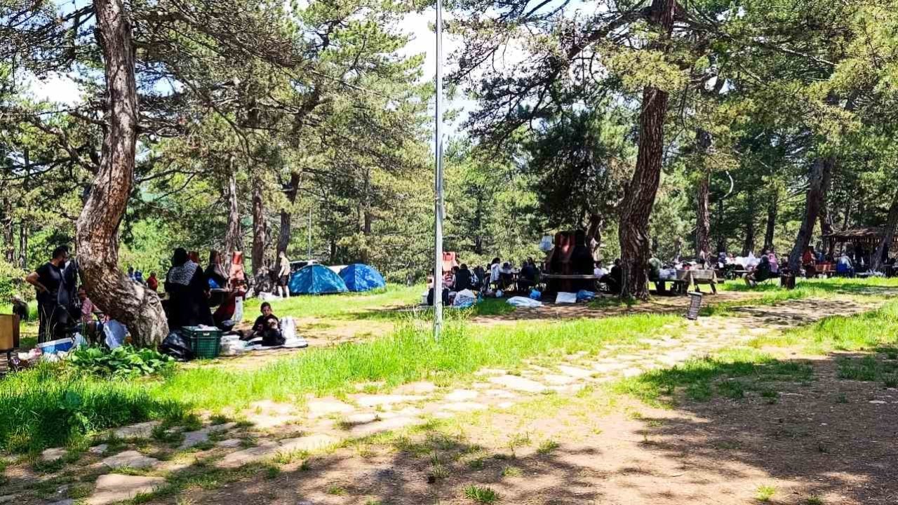 Bölgenin gözde tabiat parkı ziyaretçi akınına uğruyor