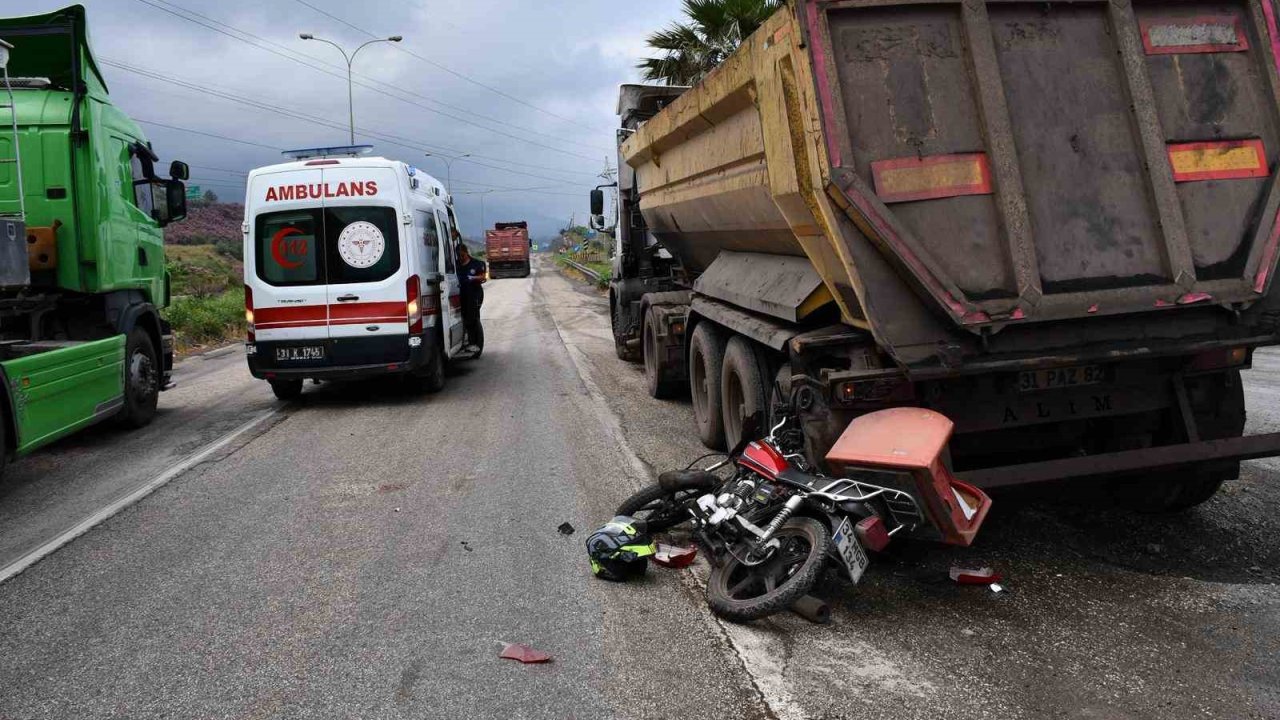 Hafriyat kamyonuyla çarpışan motosikletin sürücüsü yaralandı
