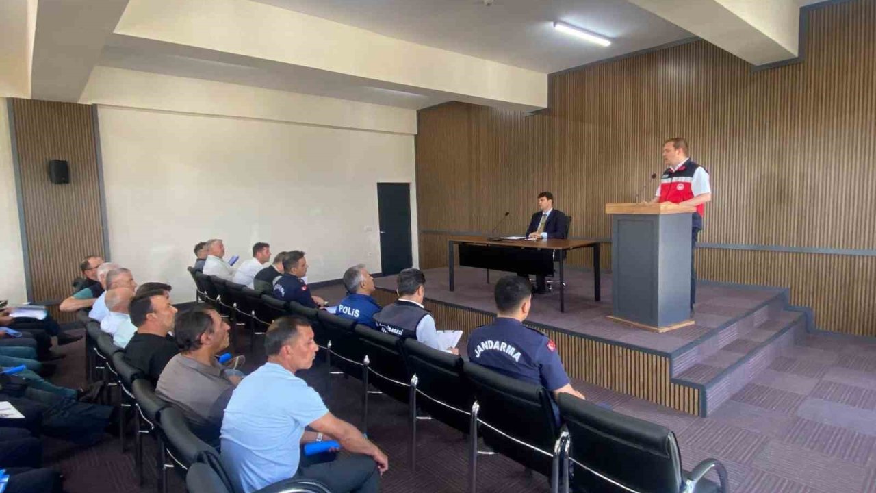 Gediz’de biçerdöver hizmetleri ve anız yangınlarına karşı bilgilendirme toplantısı