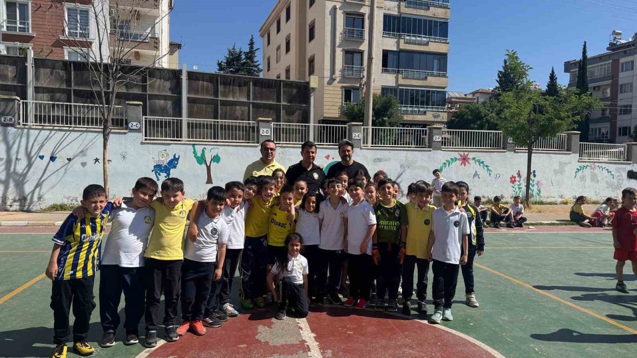 Emniyet Müdürü Özcan miniklerle futbol oynadı