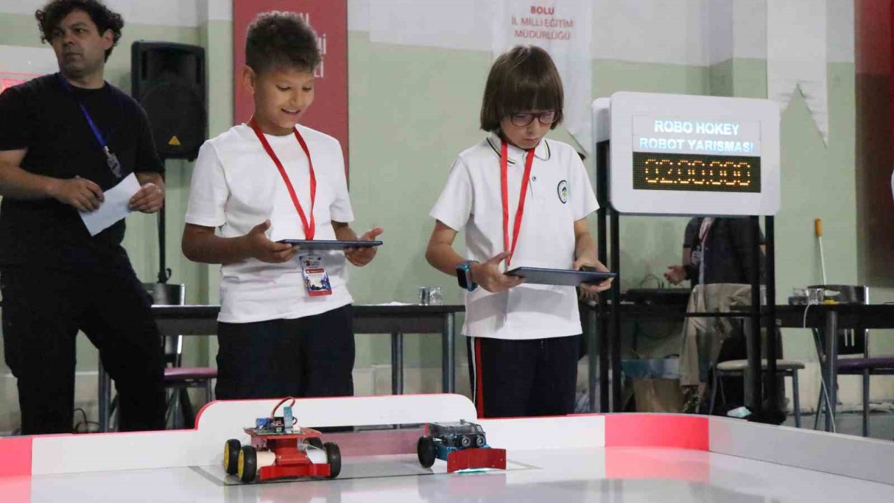Bolu’da öğrenciler tasarladıkları mini robotlarla yarıştı