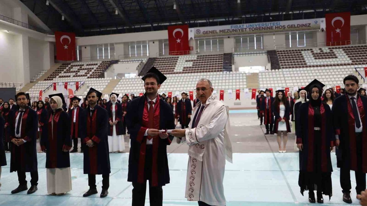 Fırat Üniversitesi Tıp Fakültesi 38. dönem mezunlarını uğurladı