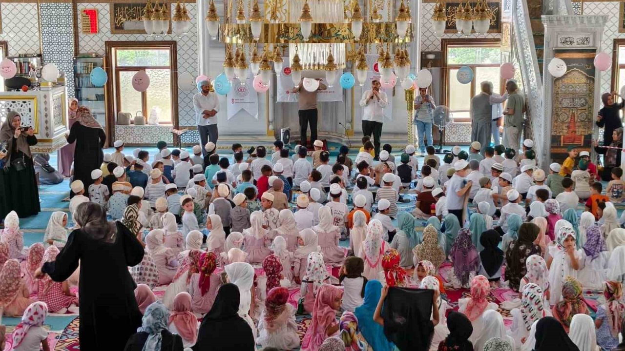 Kahta’da minikler ilk seccadeleriyle namaza durdu