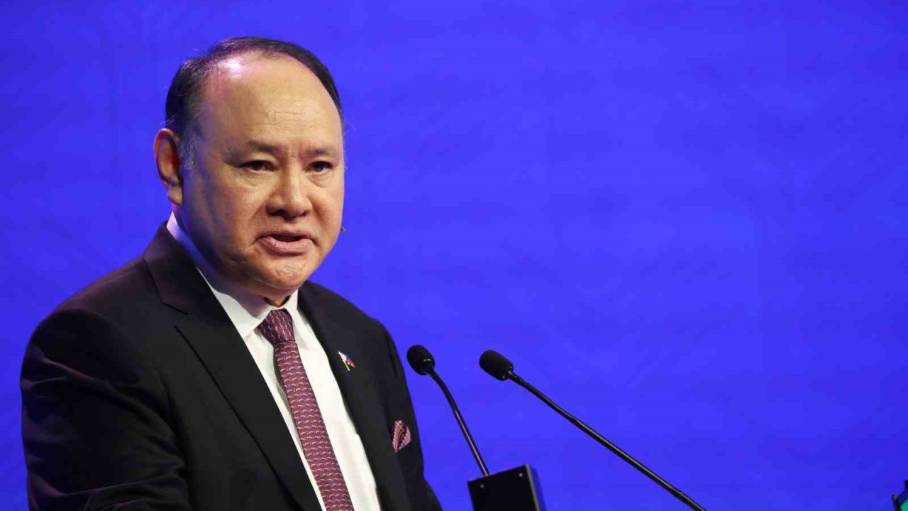 Çin, Filipinler Savunma Bakanı Teodoro ve ailesinin ülkeye girişini yasakladı
