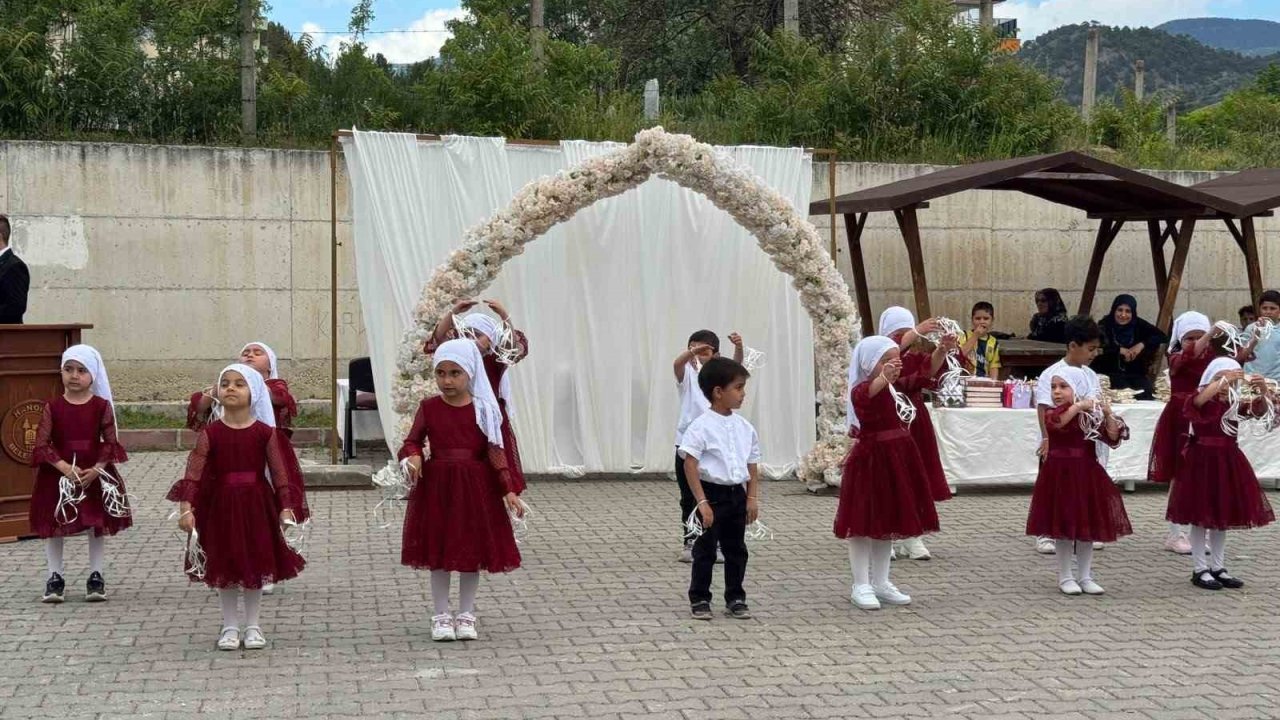 Kur’an kursu öğrencilerinin hazırladığı programa yoğun ilgi