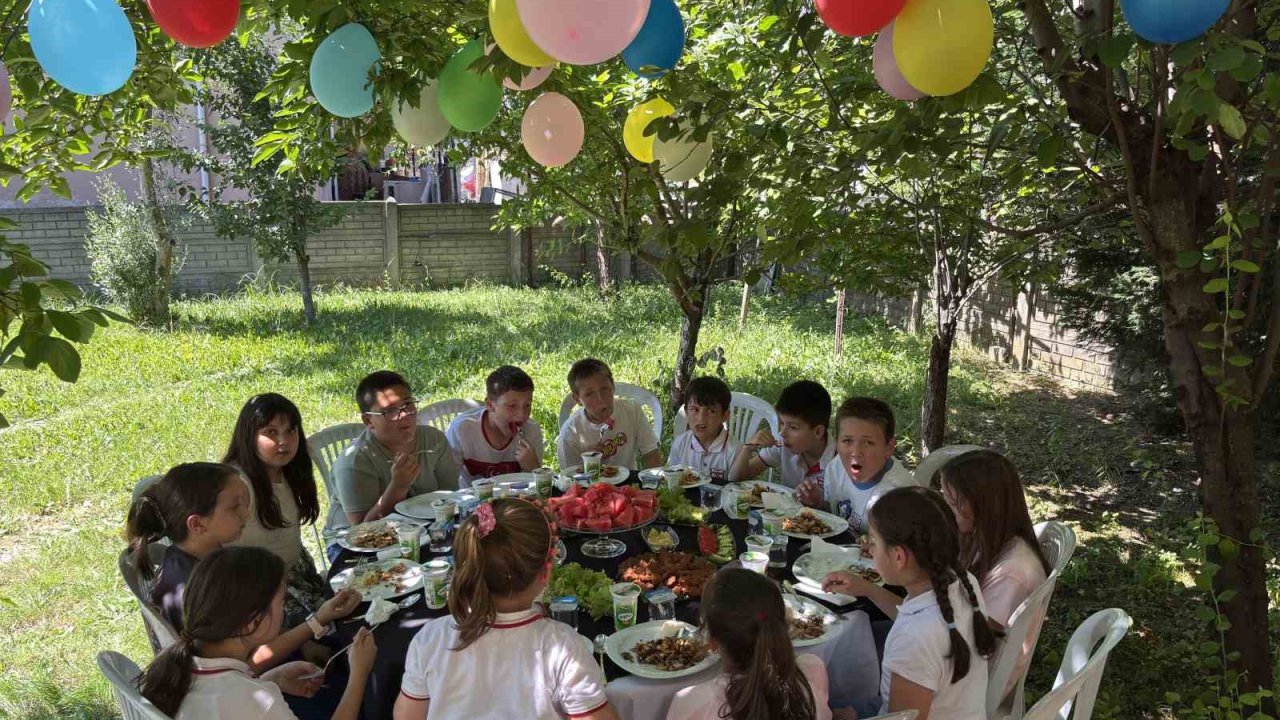 3 yıldır öğrencilere bahçesini açan çift, bu yıl da geleneği