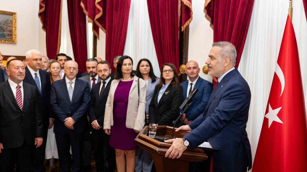 Bakan Fidan, Bulgaristan’daki Türk iş insanları ve siyasetçilerle bir araya geldi