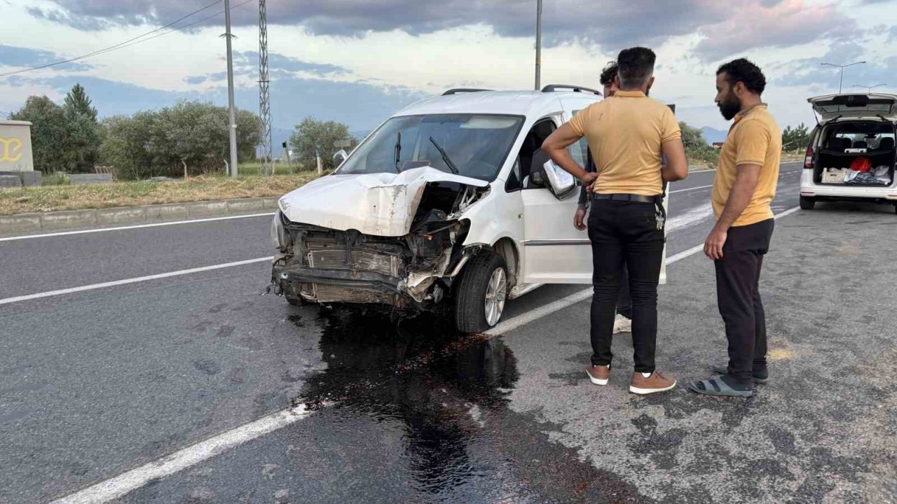 Lastiği patlayan araç refüjdeki direği devirdi: 1 yaralı