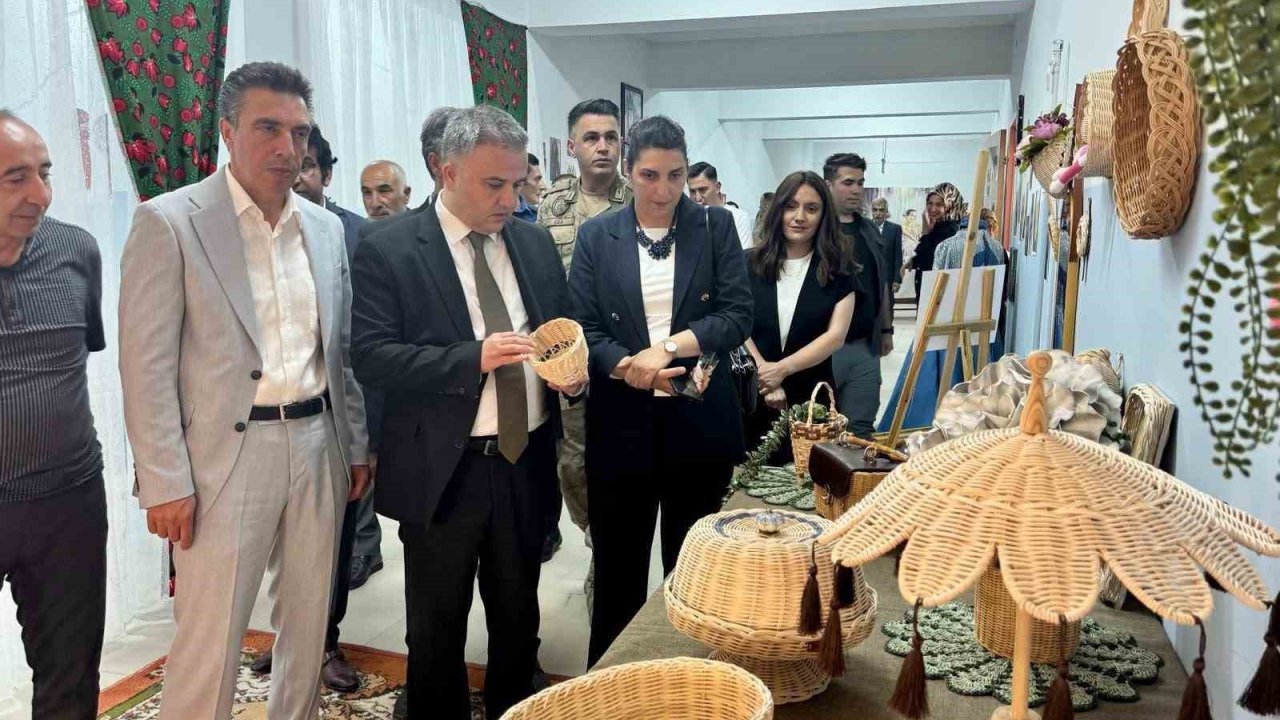 Üzümlü’de Halk Eğitim kursiyerlerinin el emeği eserleri sergilendi