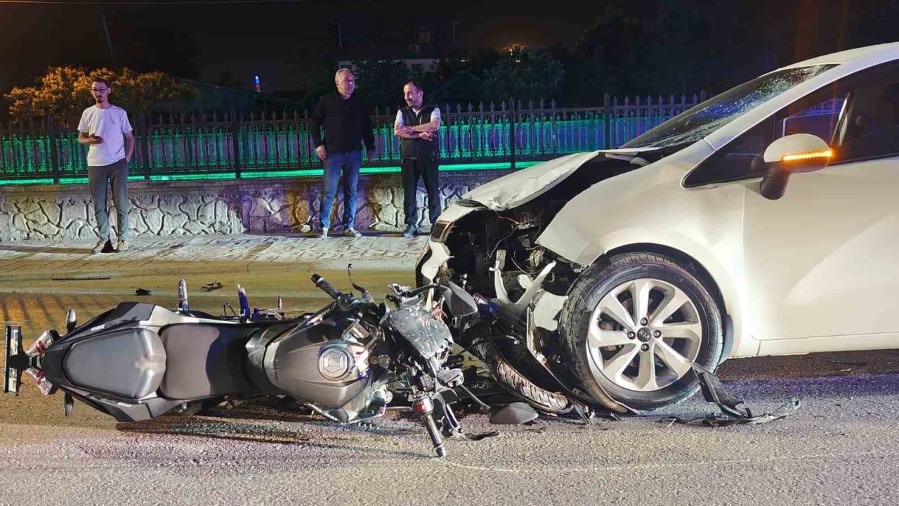 Otomobil ile kafa kafaya çarpışan motosiklet sürücüsü yaralandı