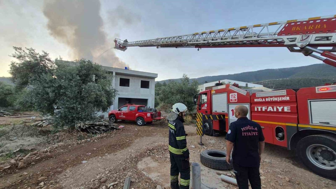 Milas’taki çatı yangını söndürüldü