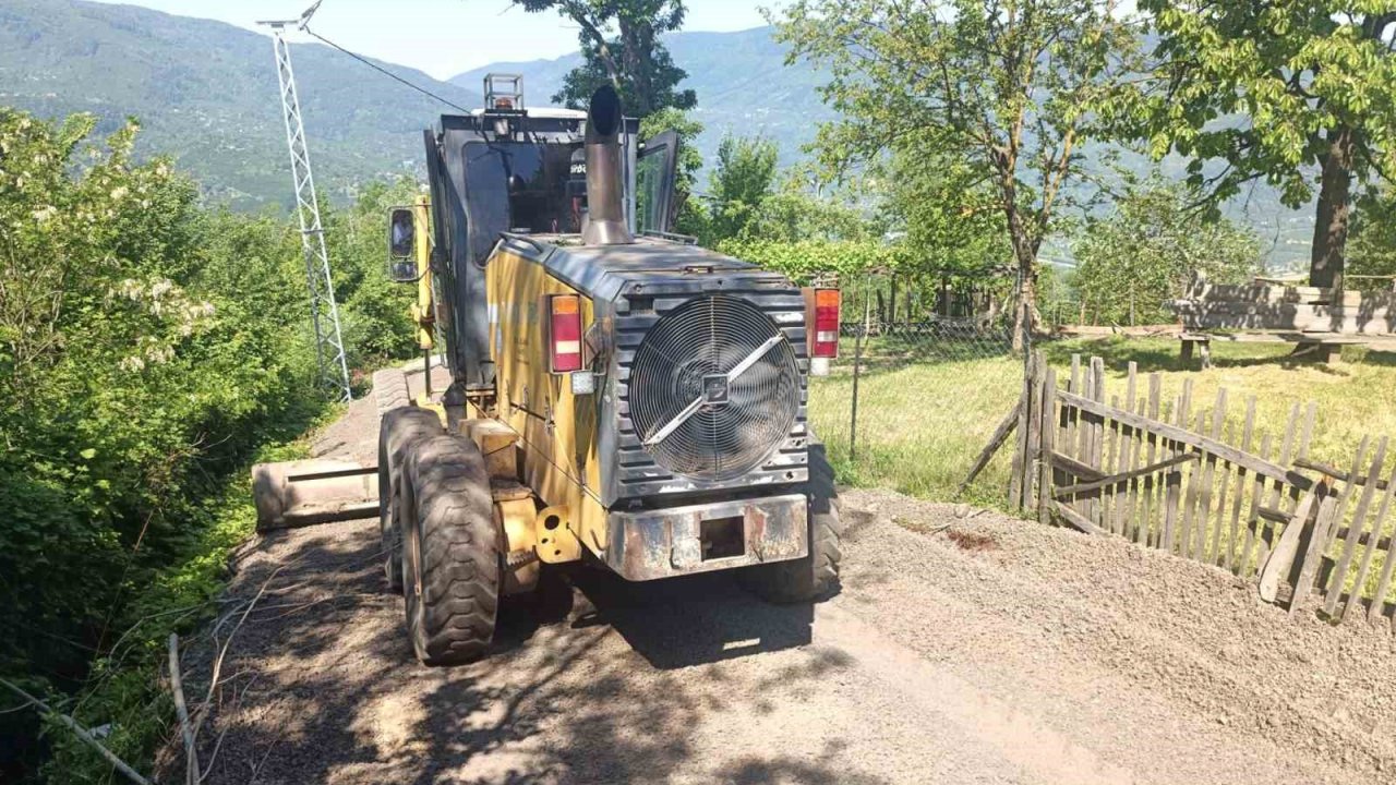Düzce’de köy yollarında çalışmalar sürüyor