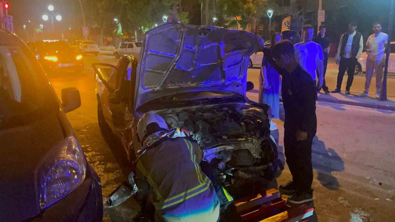 Karaman’da karşı şeride geçen pikap park halindeki 3 araca ç