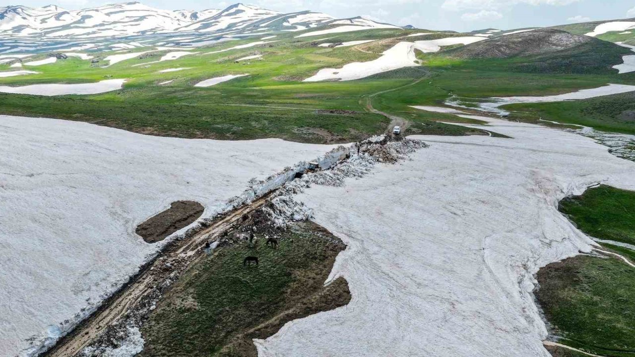 Van’da haziranda 3 metreyi bulan karda yol açma çalışması