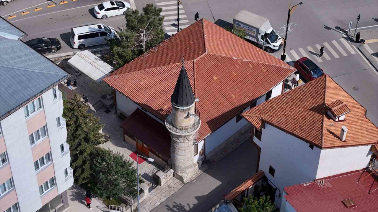 Mahalle adını bu camiden alıyor, minaresindeki zincirler ile