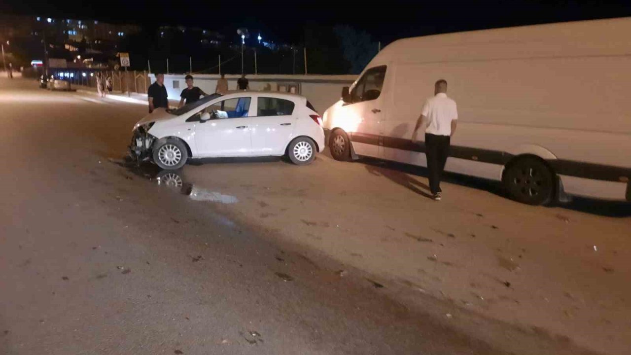 Isparta’da kontrolden çıkan otomobil park halindeki araca çarptı: 1 yaralı