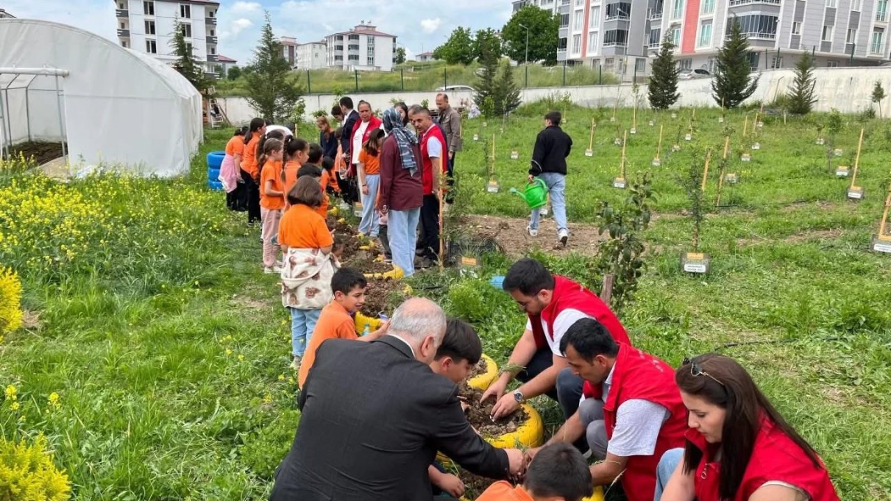 Öğrenciler yetiştirdikleri fideleri toprakla buluşturdu