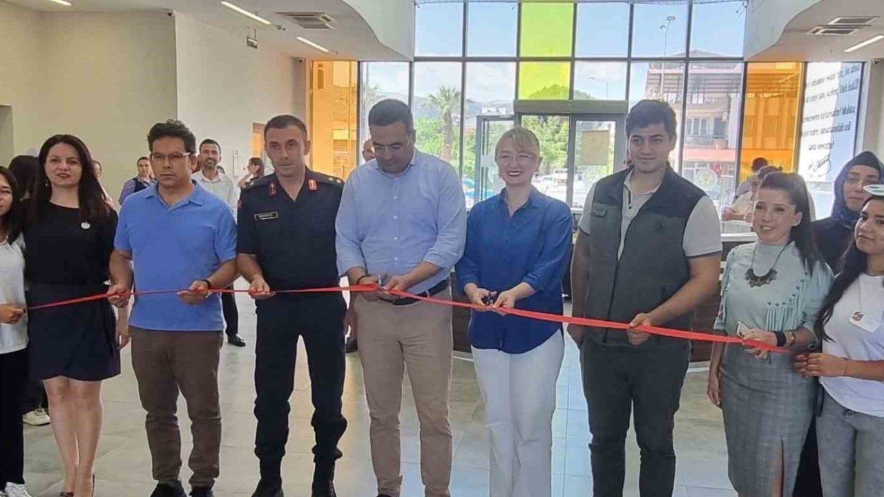 Öğrencilerden muhteşem sergi ve tiyatro gösterisi