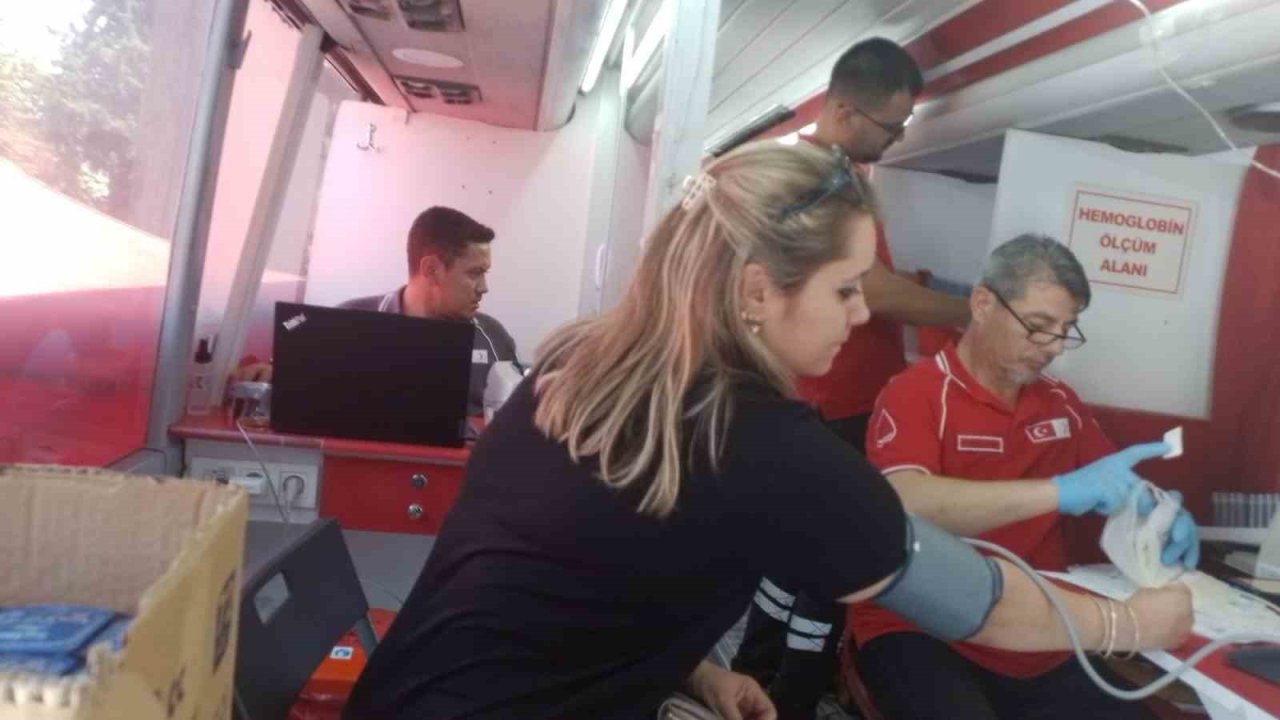 Kızılay’dan sıcaklara karşı akşam mesaisi