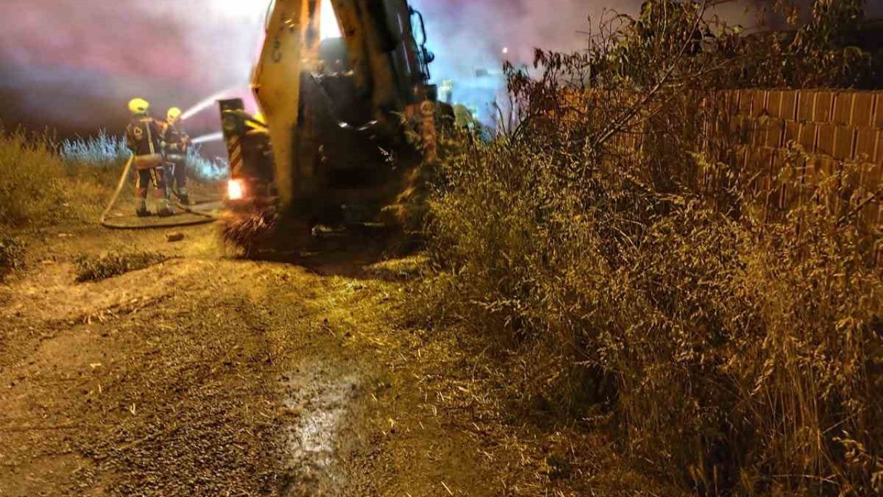 İvrindi’de samanlık yangını: 200 balya küle döndü 1 düve telef oldu