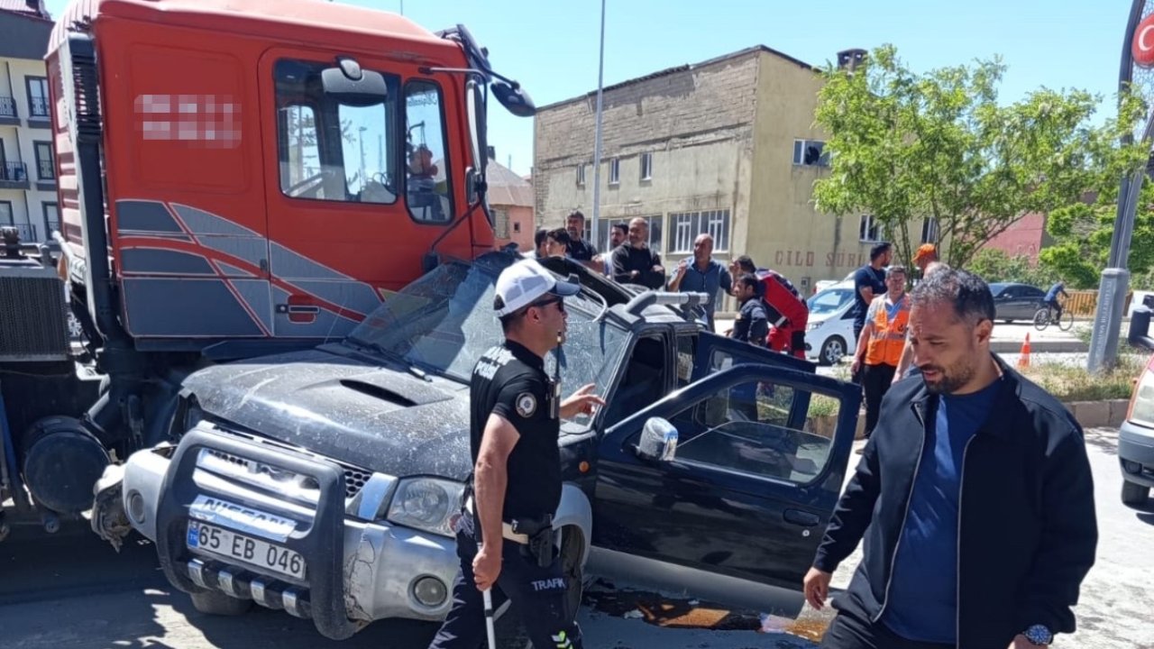 Yüksekova’da hafif ticari araç ile vinç çarpıştı: 1 yaralı