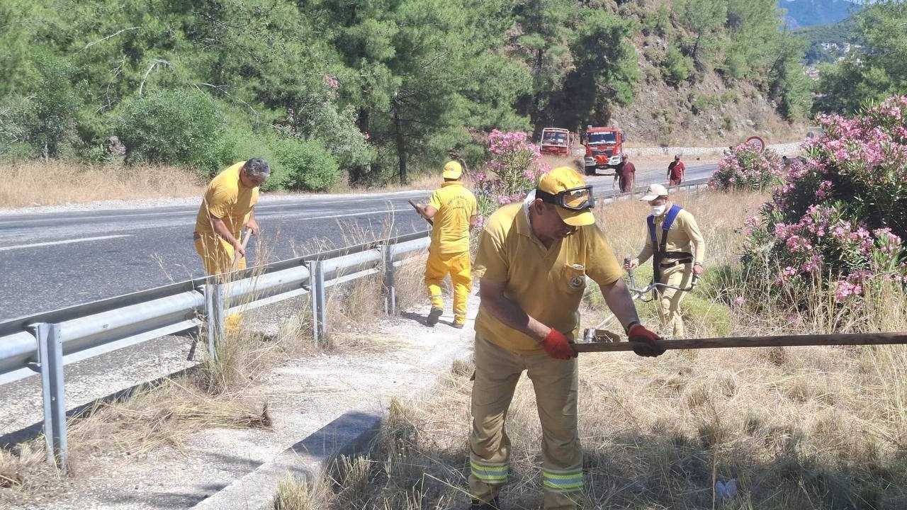 Marmaris’te orman yangınlarına karşı yol kenarlarında yoğun mesai