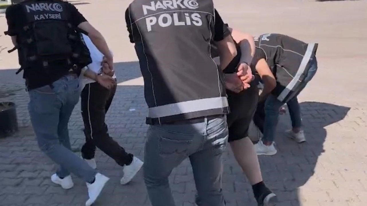 Kayseri’de aracın bagajından 4 bin 458 adet uyuşturucu hap ele geçirildi: 3 tutuklama