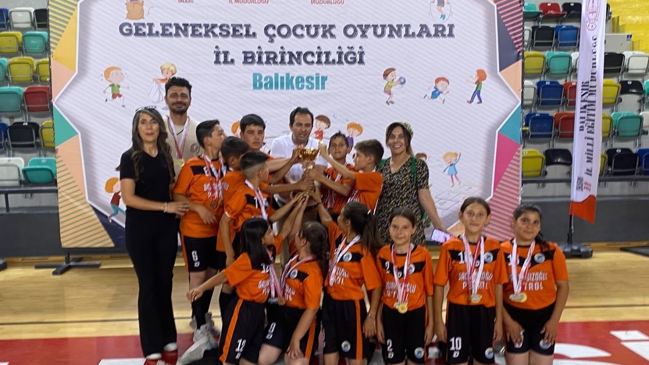 Ayvalık’ta küçük mahallenin büyük şampiyonları gururlandırdı