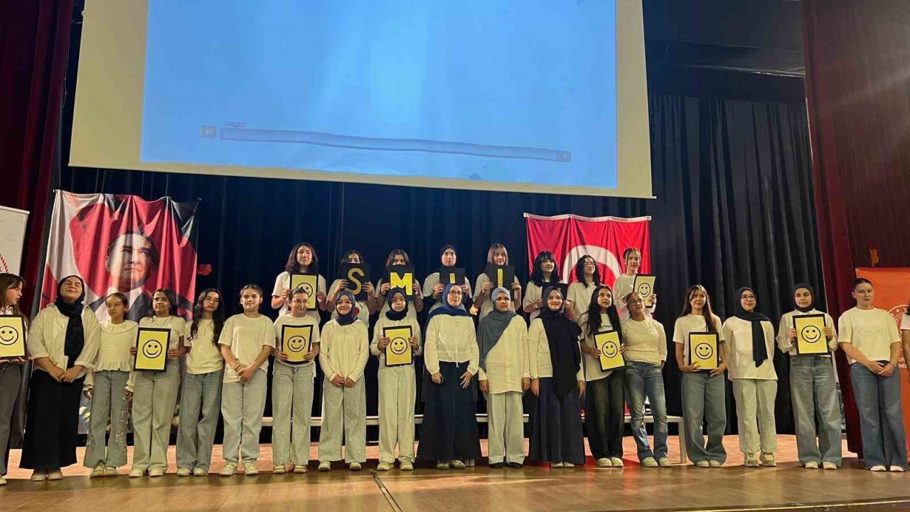Gençler İngilizceyi sanatla buluşturdu